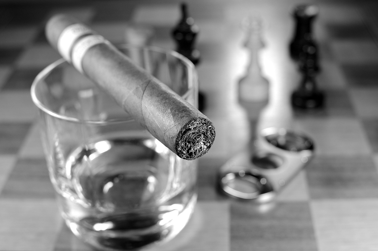 chess, chess board, chess pieces, glass, cigar, whiskey, cigar cutter, lady, king, tower, farmers, game, enjoyment, strategy, chess, cigar, cigar, cigar, cigar, cigar, whiskey, whiskey, whiskey, whiskey, cigar cutter